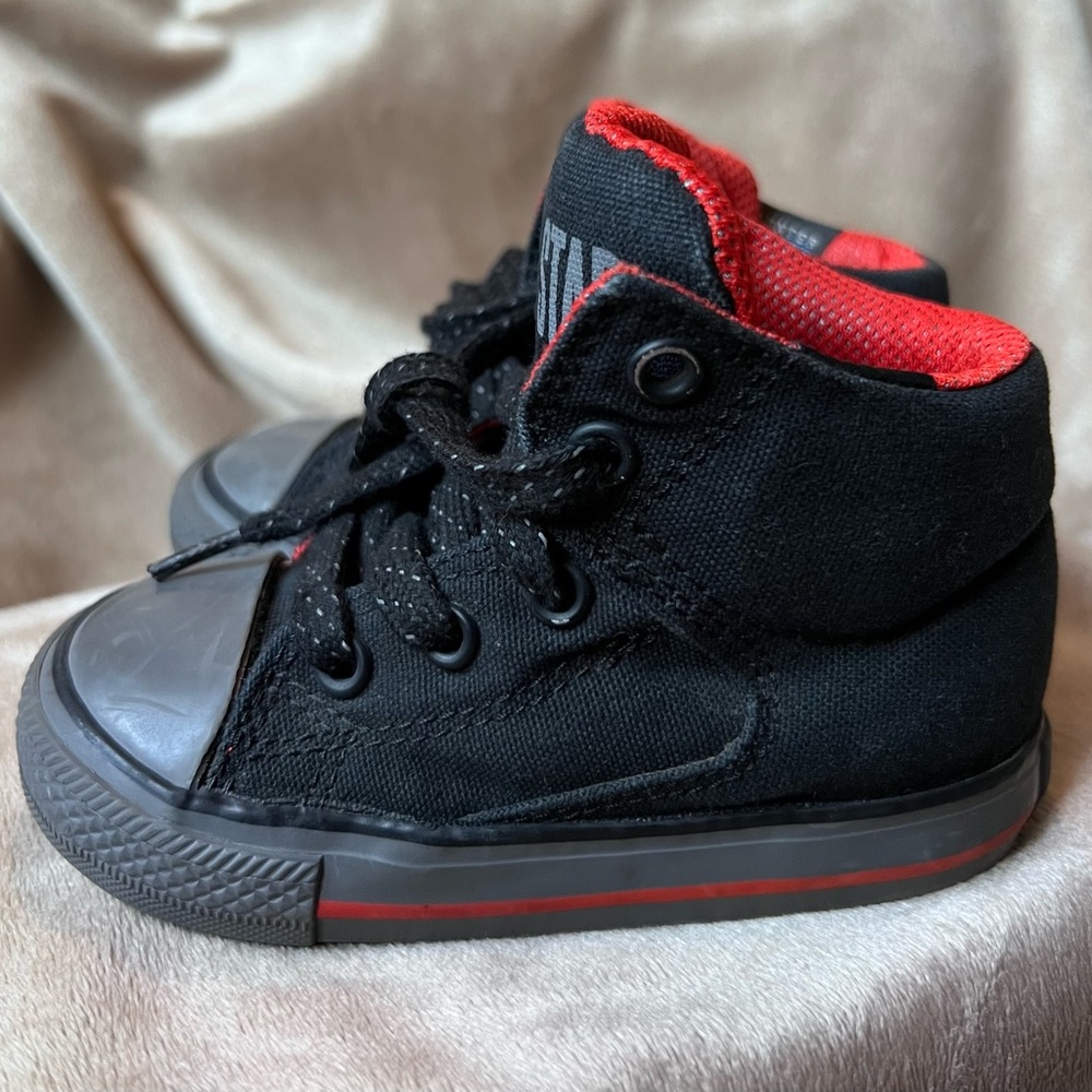 Size 6 Hightop toddler Converse shoes